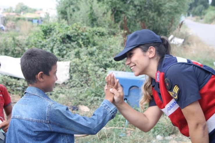 Jandarmadan Mevsimlik İşçilere Şefkat Eli