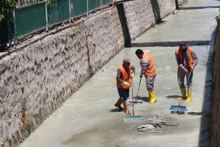 Derelerde Temizlik Çalışmaları Sürüyor