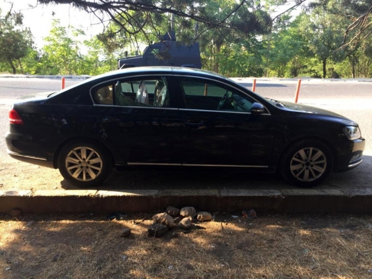 Aracın Camını Kırıp 16 Bin Liralık Bilgisayarla Kayıplara Karıştılar