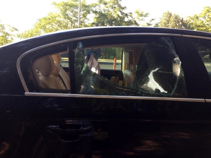 Aracın Camını Kırıp 16 Bin Liralık Bilgisayarla Kayıplara Karıştılar