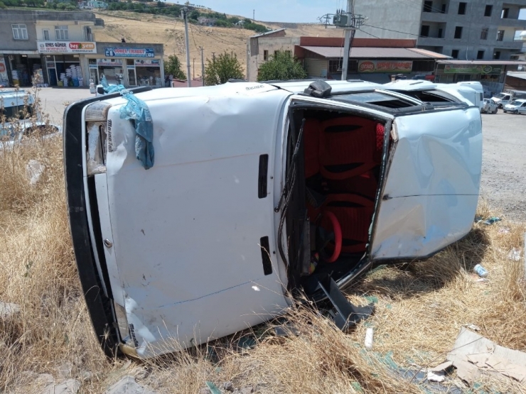 Köpeğe Çarpan Otomobil Şarampole Yuvarlandı: 3 Yaralı