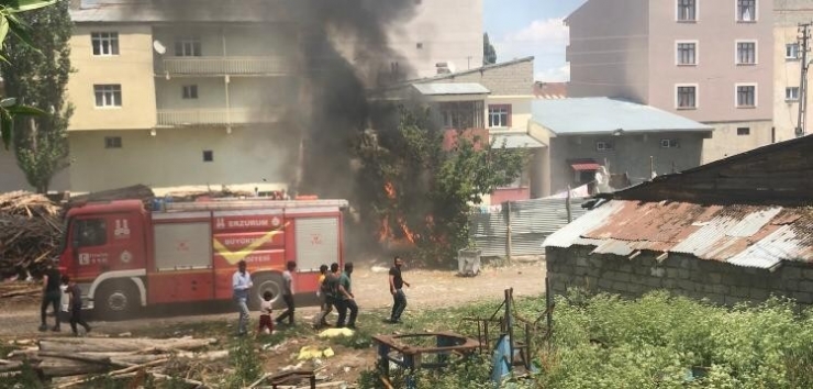 Kereste Atölyesinin Yanındaki Evde Çıkan Yangın Korkuttu