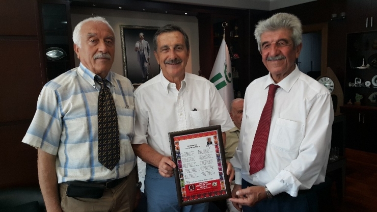 Esküder’li Şairler Başkan Ataç İçin Şiir Yazdılar Ve Takdim Ettiler