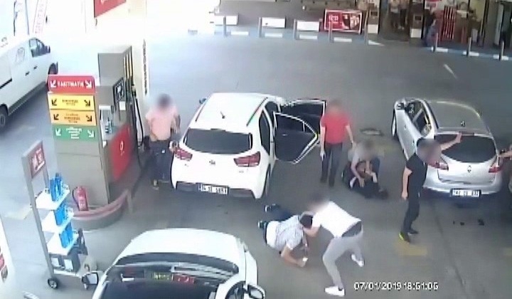 Polis Hırsızları Benzin İstasyonunda Yakaladı: O Anlar Kamerada