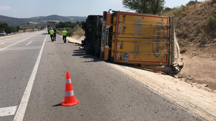 Kola Yüklü Tır Kanala Düştü