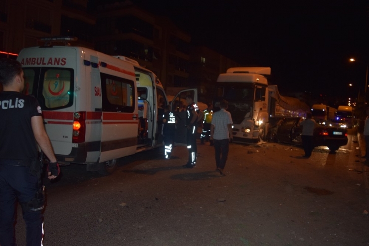 İzmir’de Kontrolden Çıkan Otomobil Karşı Şeride Geçti: 2 Yaralı