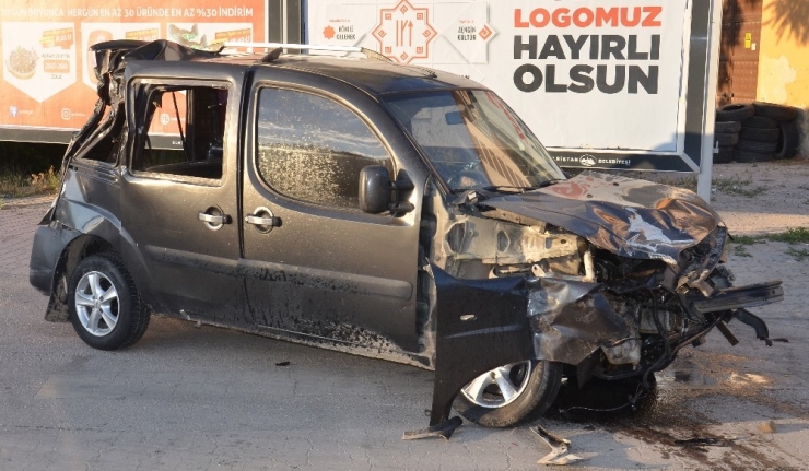 Hafif Ticari Araçla Tır Çarpıştı: 1 Yaralı