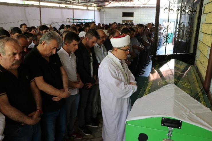 Kaza Sonrası Hayatını Kaybeden Genç Kız Gözyaşları İçinde Defnedildi