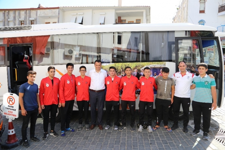 Başkan Ulutaş Güreşçileri Kırkpınar’a Uğurladı