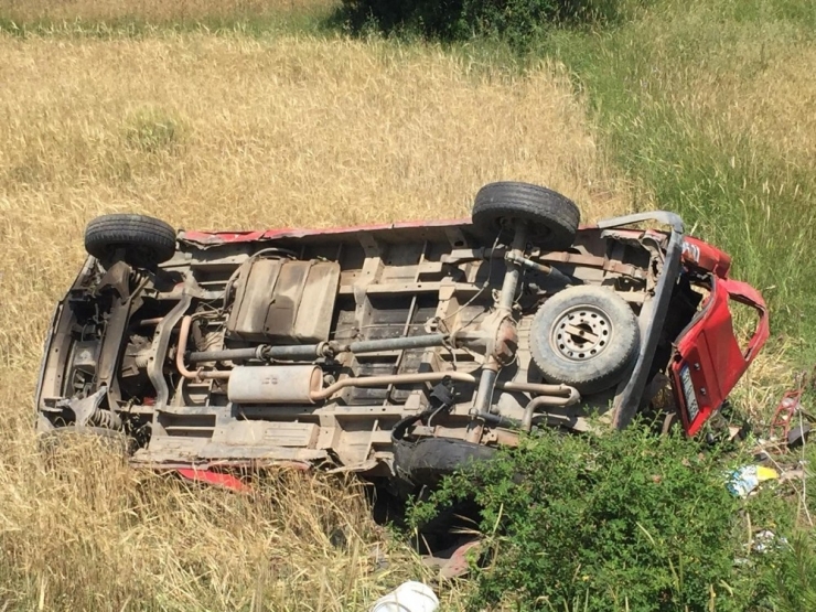 Lastiği Patlayan Minibüs Tarlaya Uçtu: 3 Yaralı