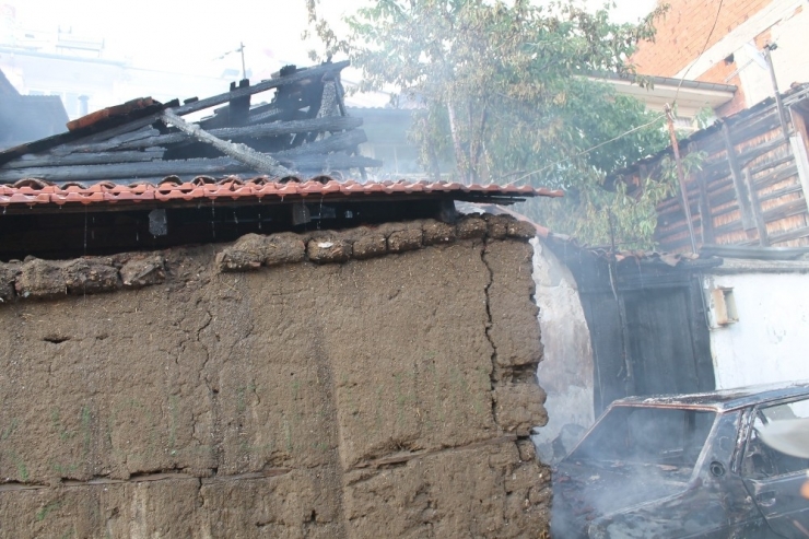 Tosya’da Araç Yangını Eve Sıçradı