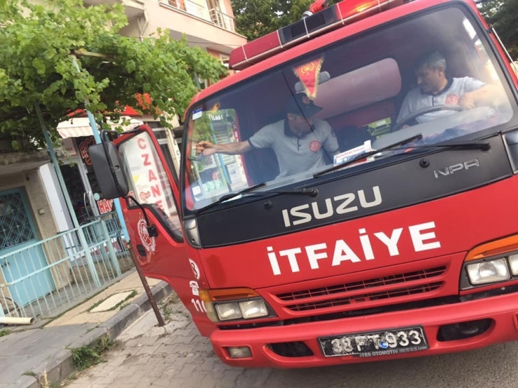 Yangını Söndürmek İsteyen İtfaiye Ekiplerini Arı Soktu