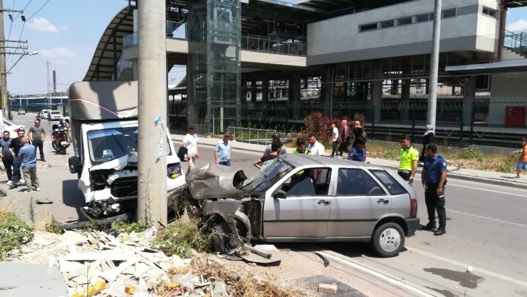 Otomobil İle Kamyonet Çarpıştı: 4 Yaralı