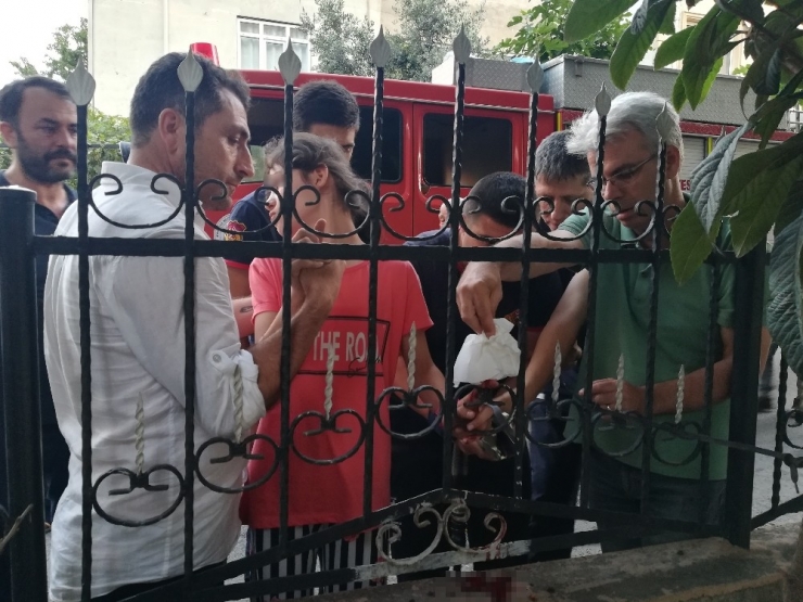 Parmağına Saplanan Demirle Hastaneye Kaldırıldı