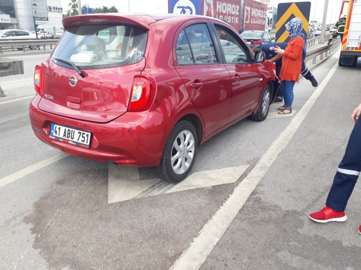 Bariyerlere Çarpan Otomobildeki Vatandaşlar Şok Geçirdi