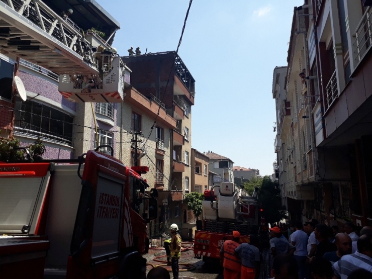 Küçükçekmece’de Çatı Yangını Mahallede Paniğe Neden Oldu