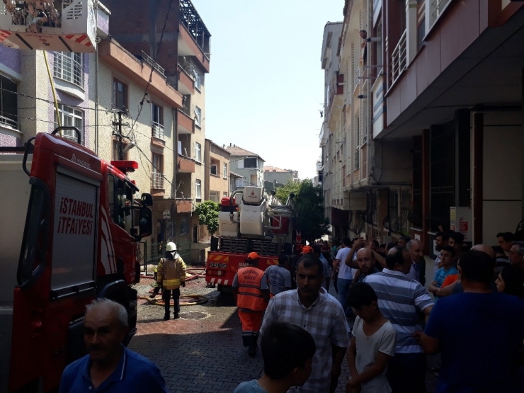 Küçükçekmece’de Çatı Yangını Mahallede Paniğe Neden Oldu