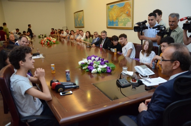 Vali Yavuz, Lgs’den Tam Puan Alan Öğrencileri Ödüllendirdi