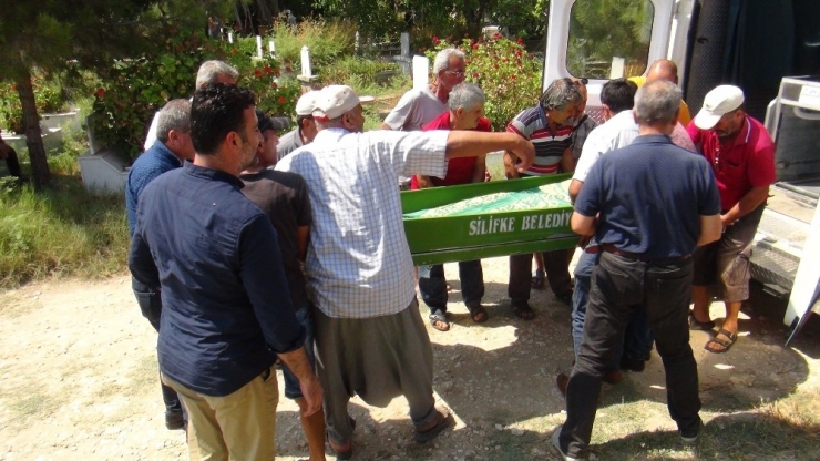 Belediye Başkanının Kız Kardeşi Toprağa Verildi