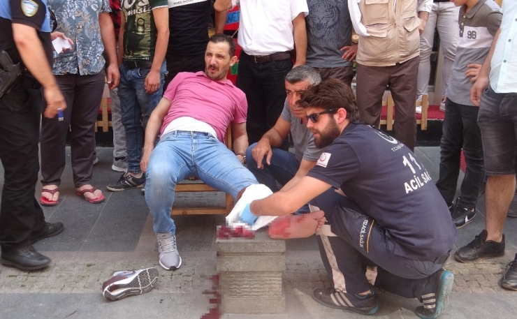 Kavga Edenleri Ayırmaya Çalışırken Silahla Yaralandı