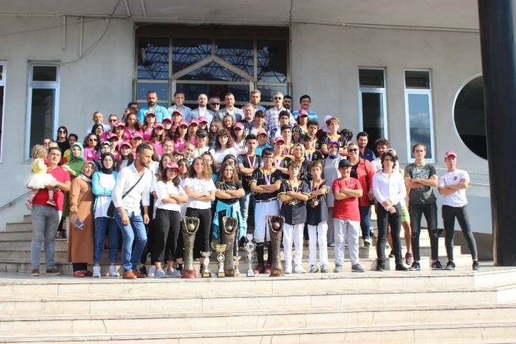 Başarılı Sporcular İçin Tören