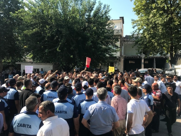 Belediye Önünde Eylem Yapan Esnaf Köprüde Trafiği Kapattı