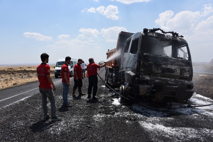 Karayollarına Ait Kamyon Yanarak Kül Oldu