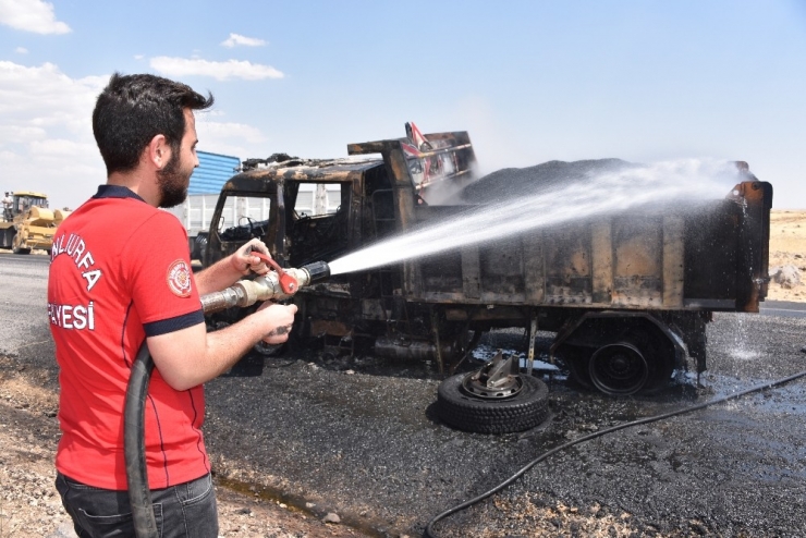 Karayollarına Ait Kamyon Yanarak Kül Oldu