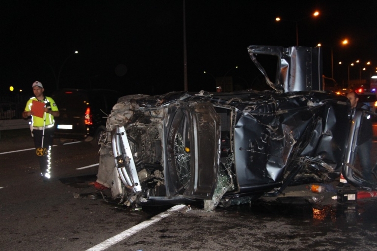 Otomobil Orta Refüje Çarparak Takla Attı: 1 Ölü, 4 Yaralı