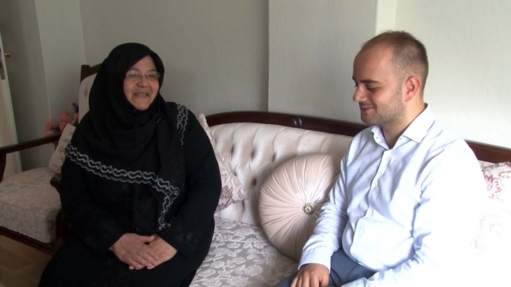 Altınlarını Çay Bahçesinde Düşüren Yaşlı Kadına Umre Müjdesi