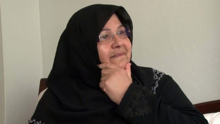 Altınlarını Çay Bahçesinde Düşüren Yaşlı Kadına Umre Müjdesi