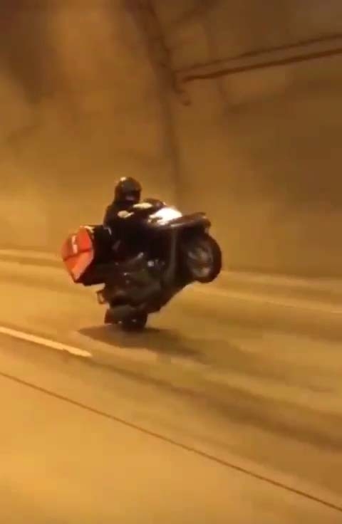 İstanbul’da Motosikletli Kurye Müşterilere Siparişleri Tek Teker Üzerinde Götürdü