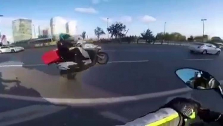 İstanbul’da Motosikletli Kurye Müşterilere Siparişleri Tek Teker Üzerinde Götürdü