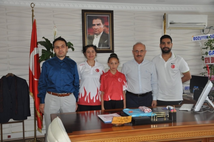 Türkiye Şampiyonu Tekvandocu Yangın, İlçe Milli Eğitim Müdürü Mahmut Demir’i Ziyaret Etti