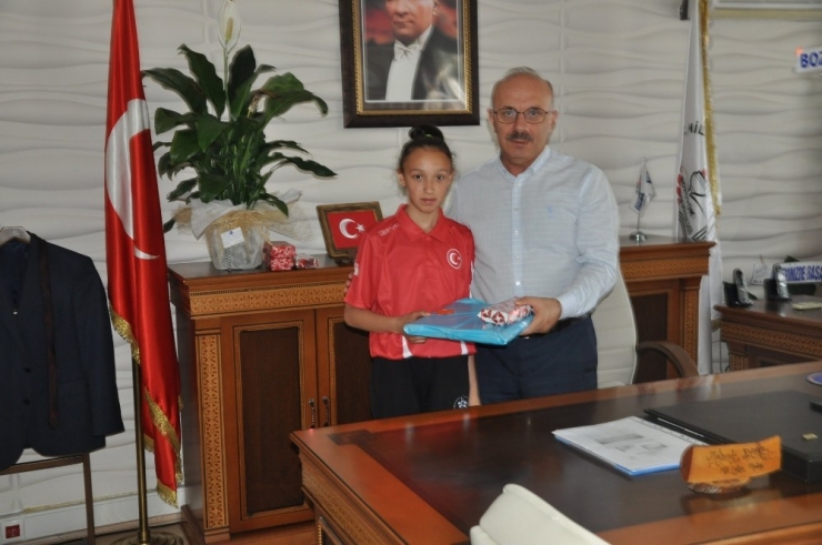 Türkiye Şampiyonu Tekvandocu Yangın, İlçe Milli Eğitim Müdürü Mahmut Demir’i Ziyaret Etti