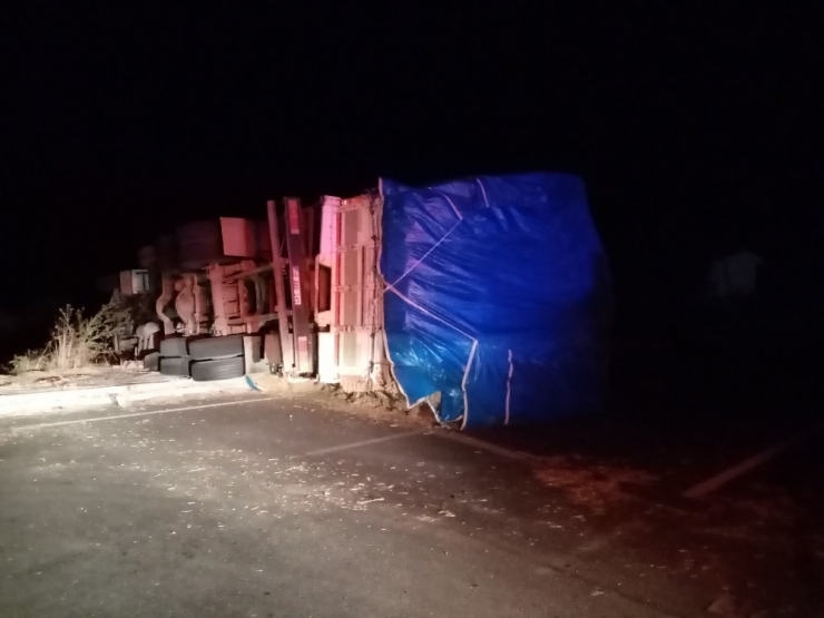 4 Gün Arayla Aynı Yerde Yine Saman Yüklü Kamyon Devrildi