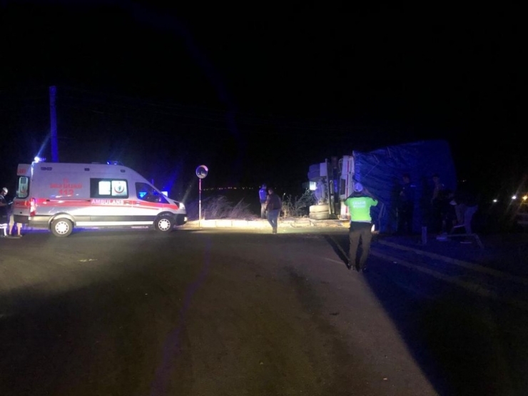 4 Gün Arayla Aynı Yerde Yine Saman Yüklü Kamyon Devrildi