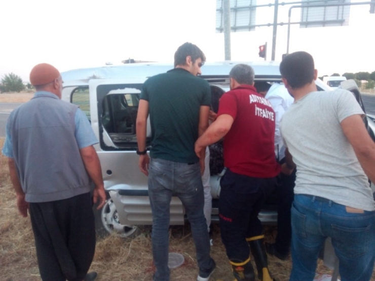 Hafif Ticari Araç İle Tır Çarpıştı