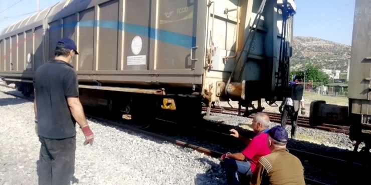 Askeri Mühimmat Taşıyan Tren Raydan Çıktı