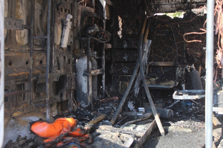 Ambulans Alev Aldı, Sağlık Personeli Hastayı Alevler İçinden Kurtardı