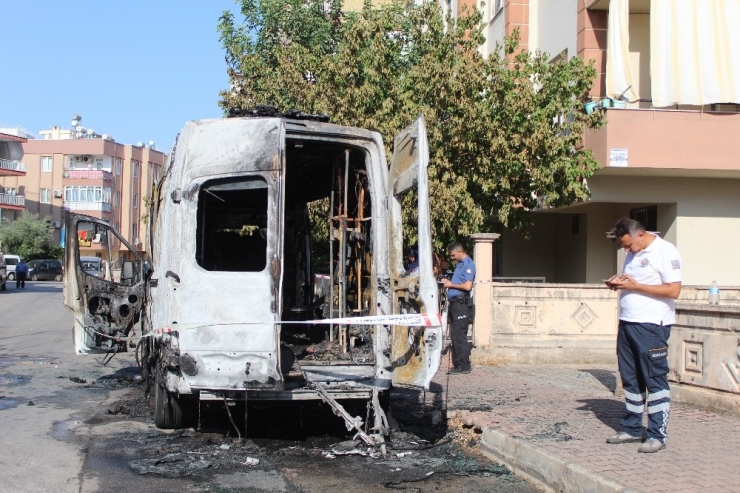 Ambulans Alev Aldı, Sağlık Personeli Hastayı Alevler İçinden Kurtardı