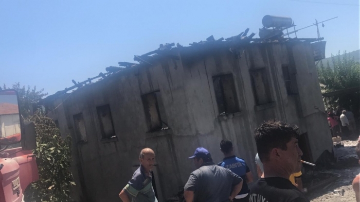 Çatı Yangını Evi Kül Etti