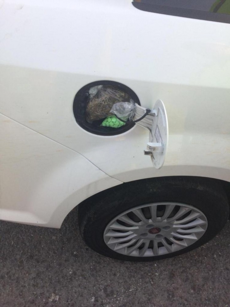 Otomobilin Benzin Kapağının Altında Uyuşturucu Sevk Eden 2 Kişi Yakalandı