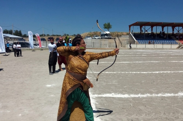 Okçuluk Yarışması 200 Sporcu İle Başladı