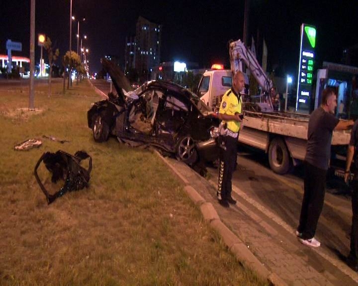 Lüks Otomobiller Çarpıştı: 2 Ölü, 3 Yaralı