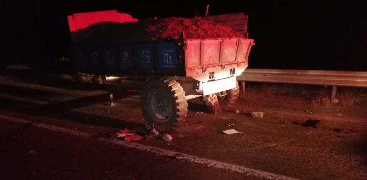 Römorka Çarpan Motosikletteki 2 Kişi Yaralandı