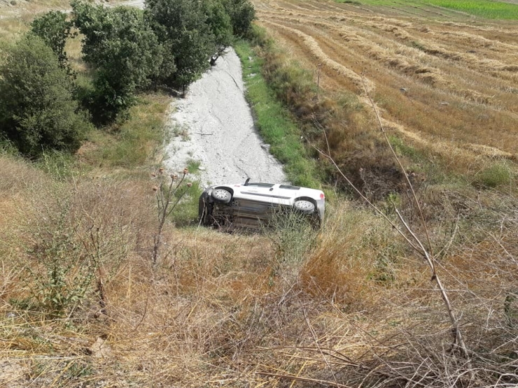 Hafif Ticari Araç 30 Metrelik Şarampole Uçtu: 4 Yaralı