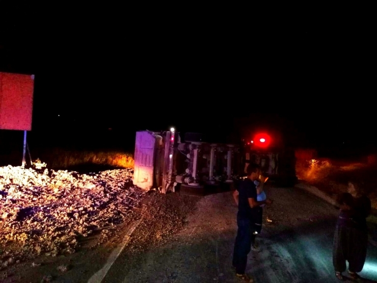 Mersin’de Hafriyat Kamyonu Devrildi: 2 Yaralı