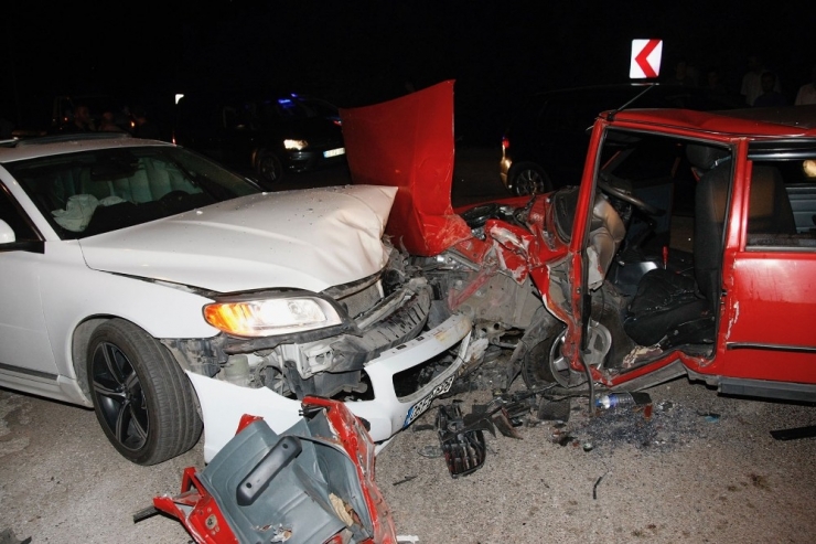 Otomobiller Kafa Kafaya Çarpıştı: 2 Yaralı