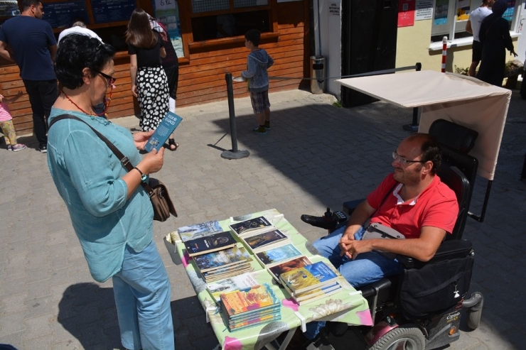 Engelli Şahıs, Tarihi Cezaevi Önünde Kitap Satarak Geçimini Sağlıyor